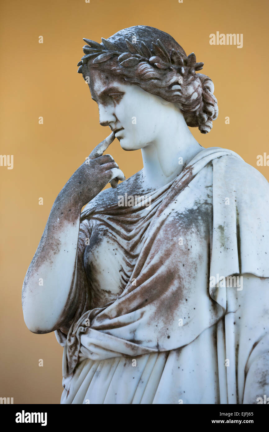 Statue en pierre de Calliope, muse de la poésie épique et de la rhétorique, au Palais d