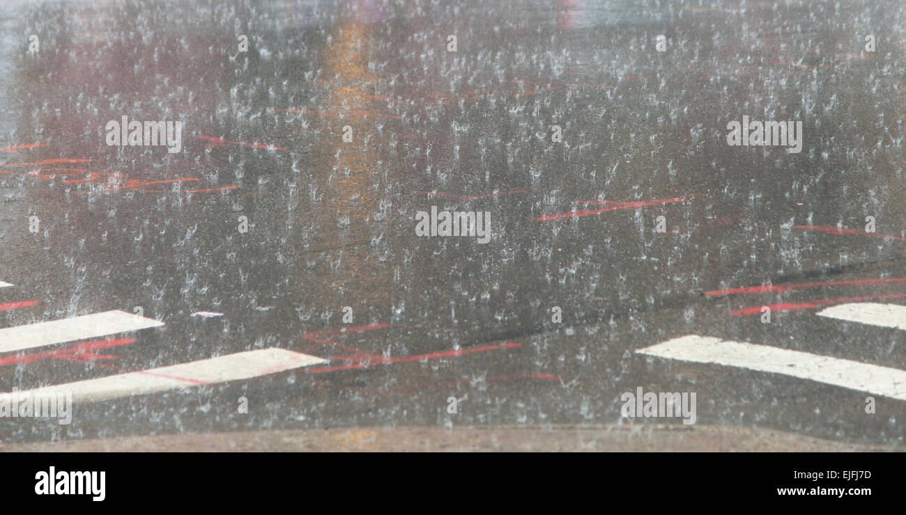 La Pluie Qui Tombe Sur L Asphalte De La Rue Manhattan New York City New York State Usa Photo Stock Alamy
