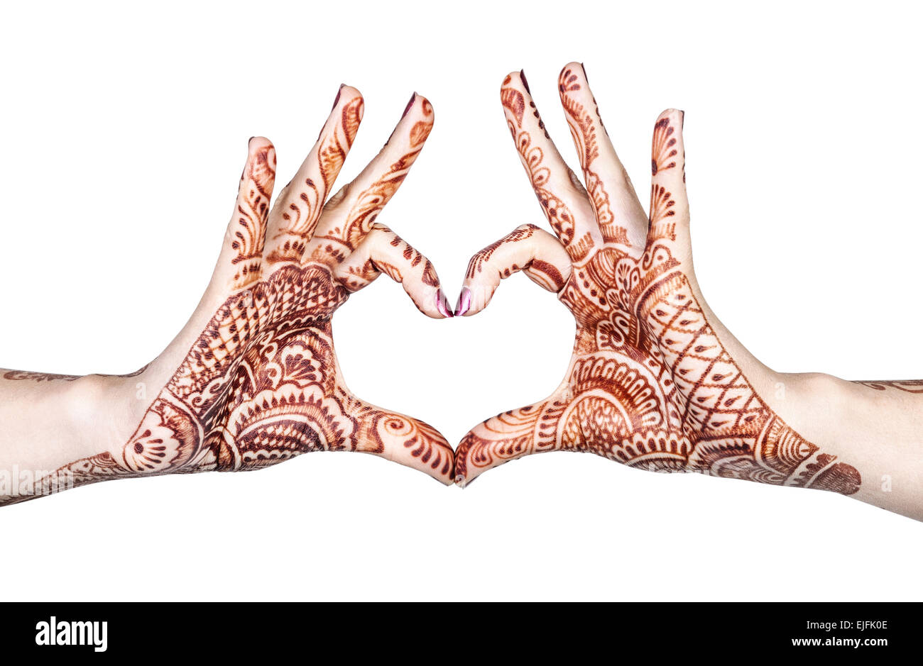 Les mains de henné femme faisant des gestes du cœur isolé sur fond blanc avec clipping path Banque D'Images