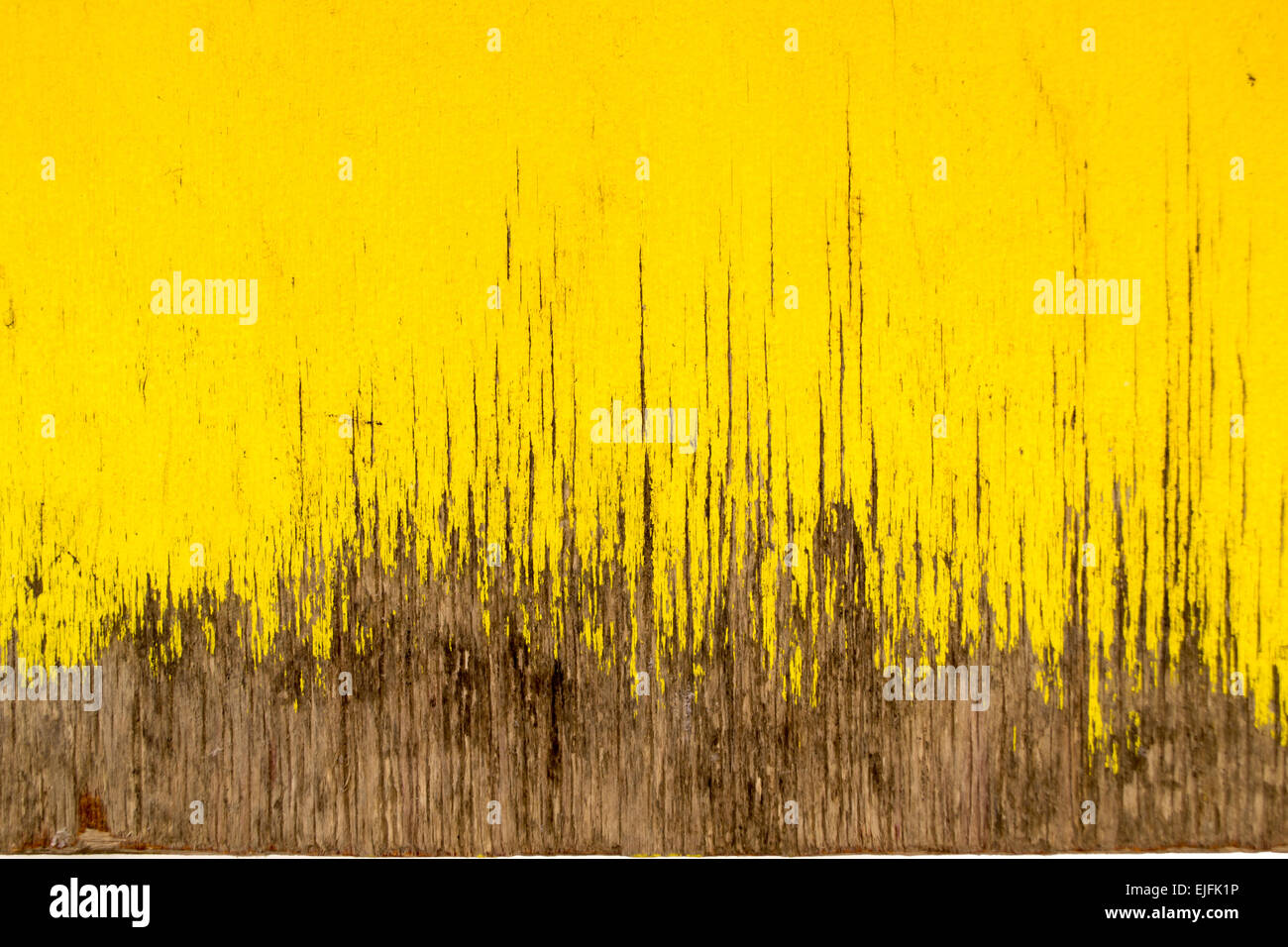 Décoloration jaune peinture sur bois vieilli Banque D'Images