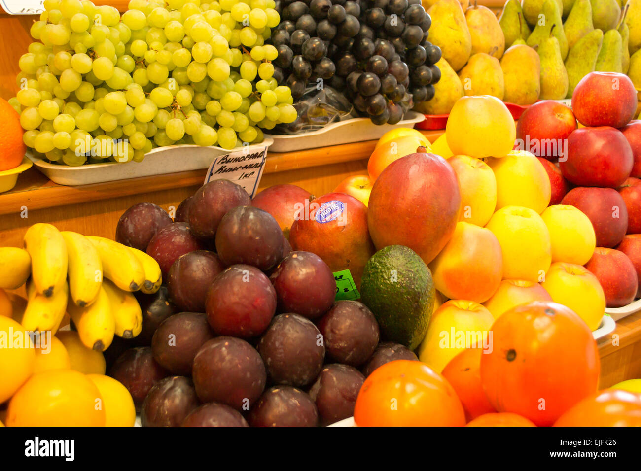 Une sélection de fruits empilés dans l'ordre à un marché Banque D'Images