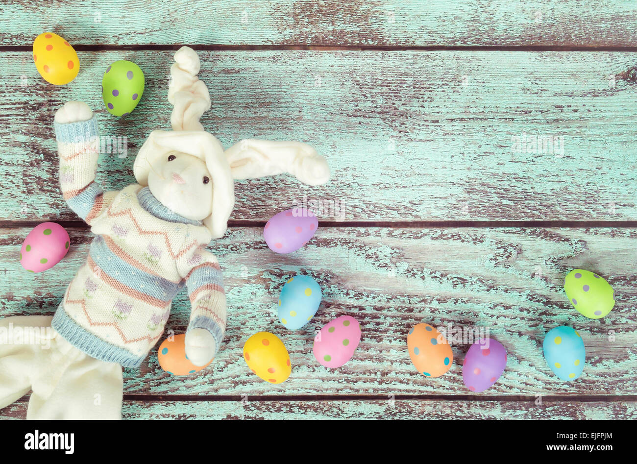 Décorations de Pâques lapin et oeufs pastel contre green vintage background Banque D'Images