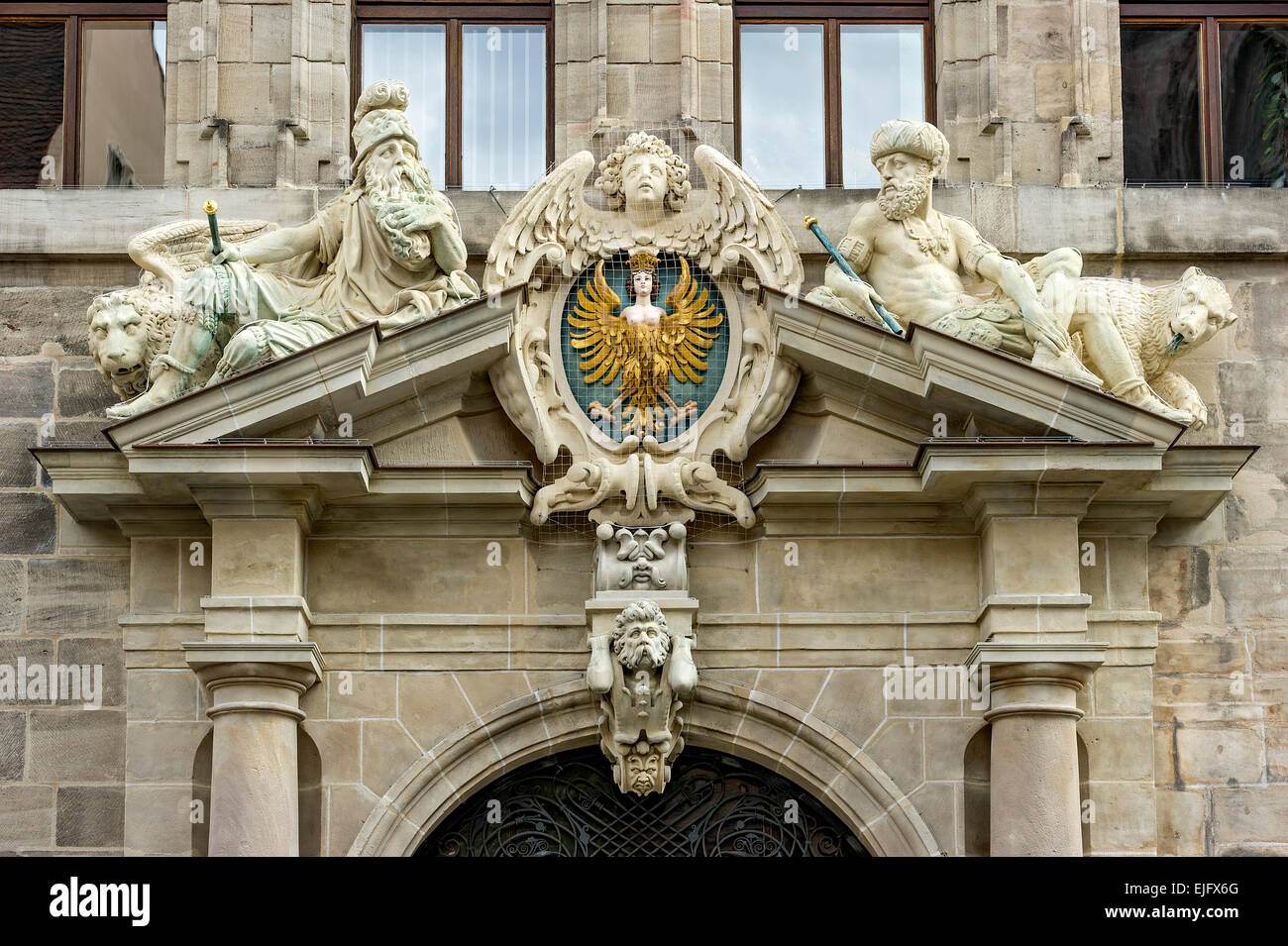 Les grandes armoiries de la ville de Nuremberg et les figures allégoriques de l'Ancien hôtel de ville, aussi Wolff'scher Bau, centre historique, Nuremberg Banque D'Images