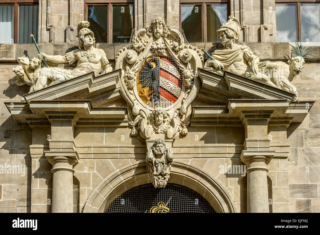 Les petites armoiries de la ville de Nuremberg et de figures allégoriques sur le fronton du portail de droite, l'Ancien hôtel de ville Banque D'Images