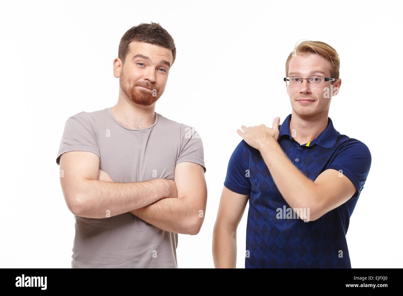 Deux jeunes hommes s'amusant à parler Banque D'Images