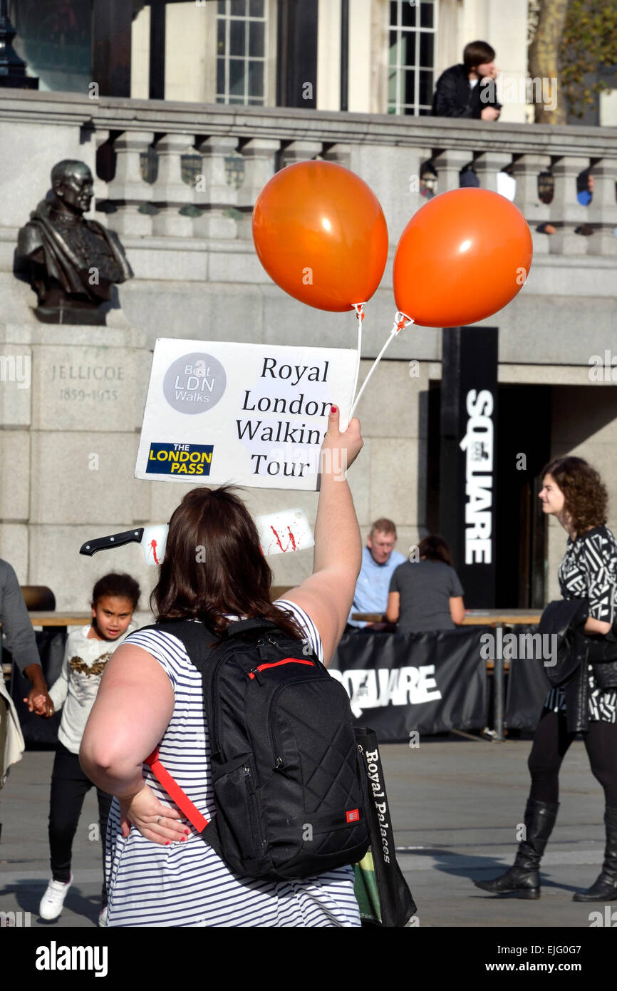 Londres, Angleterre, Royaume-Uni. Royal London Walking Tour guide in Trafalgar Square, avec des ballons et de couperet à viande grâce à sa tête Banque D'Images