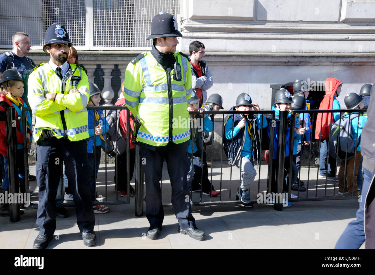 Londres, Angleterre, Royaume-Uni. La police à l'entrée de Downing Street comme élèves portant des casques de police de saisir la rue Banque D'Images