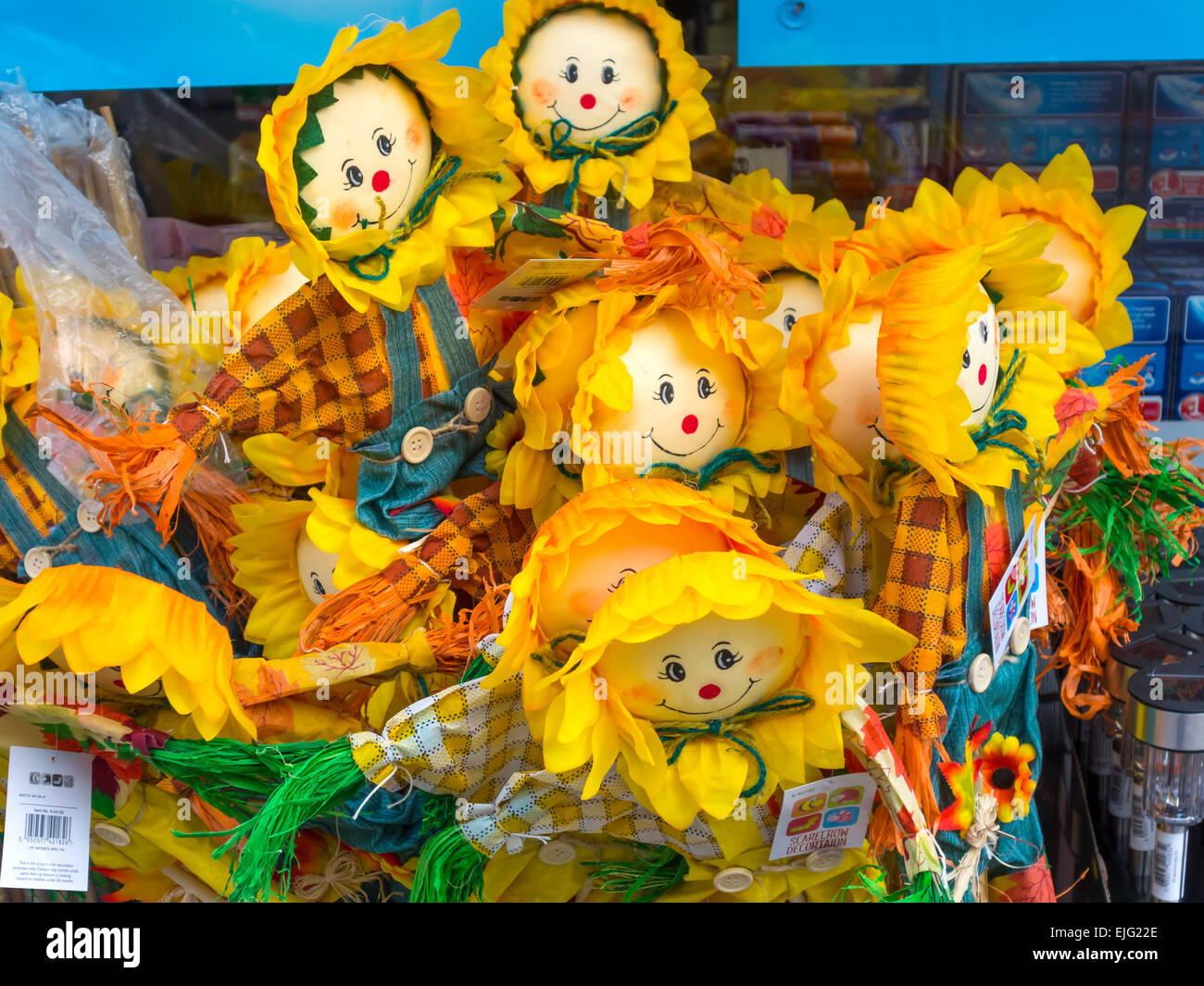 Un affichage de toy poupée de chiffon d'ornements de jardin faites de paille et de chiffon orange vif Banque D'Images Un affichage de toy poupée de chiffon d'ornements de jardin faites de paille et de chiffon orange vif Banque D'Images