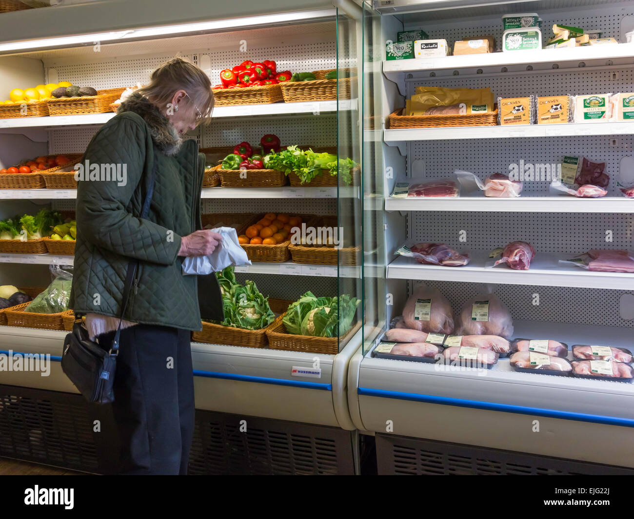 Shopping pour les légumes frais dans un pays farm shop en Co. Durham England UK Banque D'Images