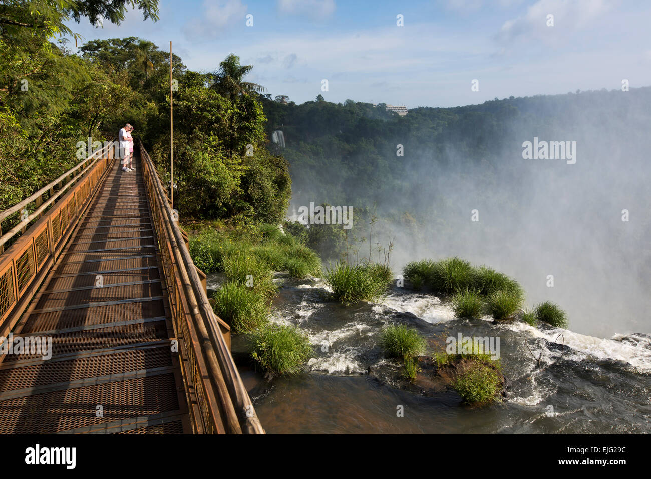 L'Argentine, Iguazu, les touristes dans le passage libre au-dessus de chutes d'eau Banque D'Images