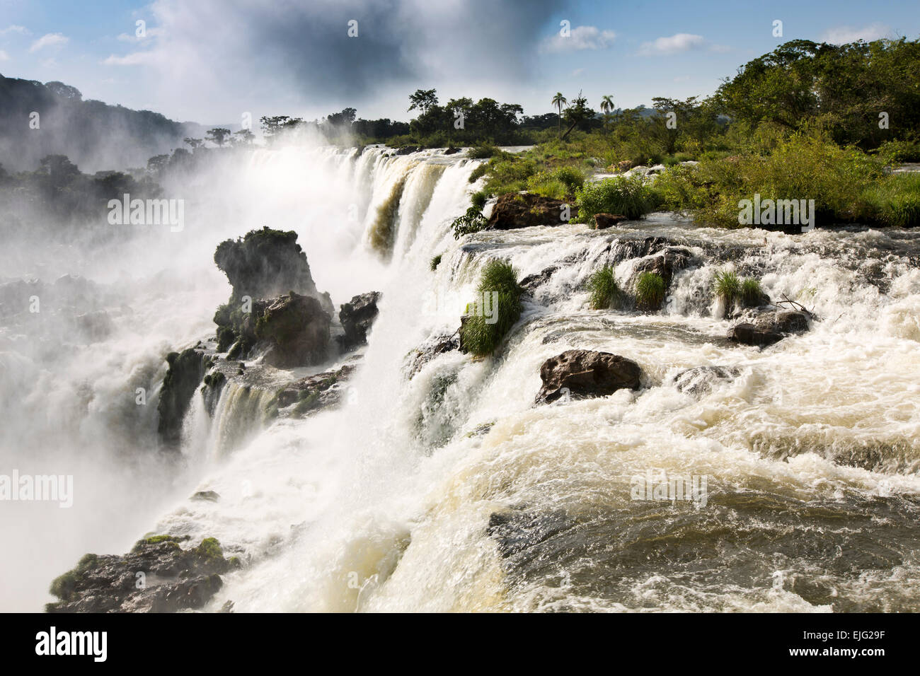 L'Argentine, Iguazu, l'eau s'écoule sur San Martin, et Mbigua Bernabe Mendez cascades Banque D'Images