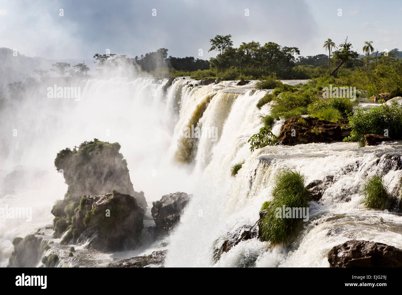 L'Argentine, Iguazu, l'eau s'écoule sur San Martin, et Mbigua Bernabe Mendez cascades Banque D'Images