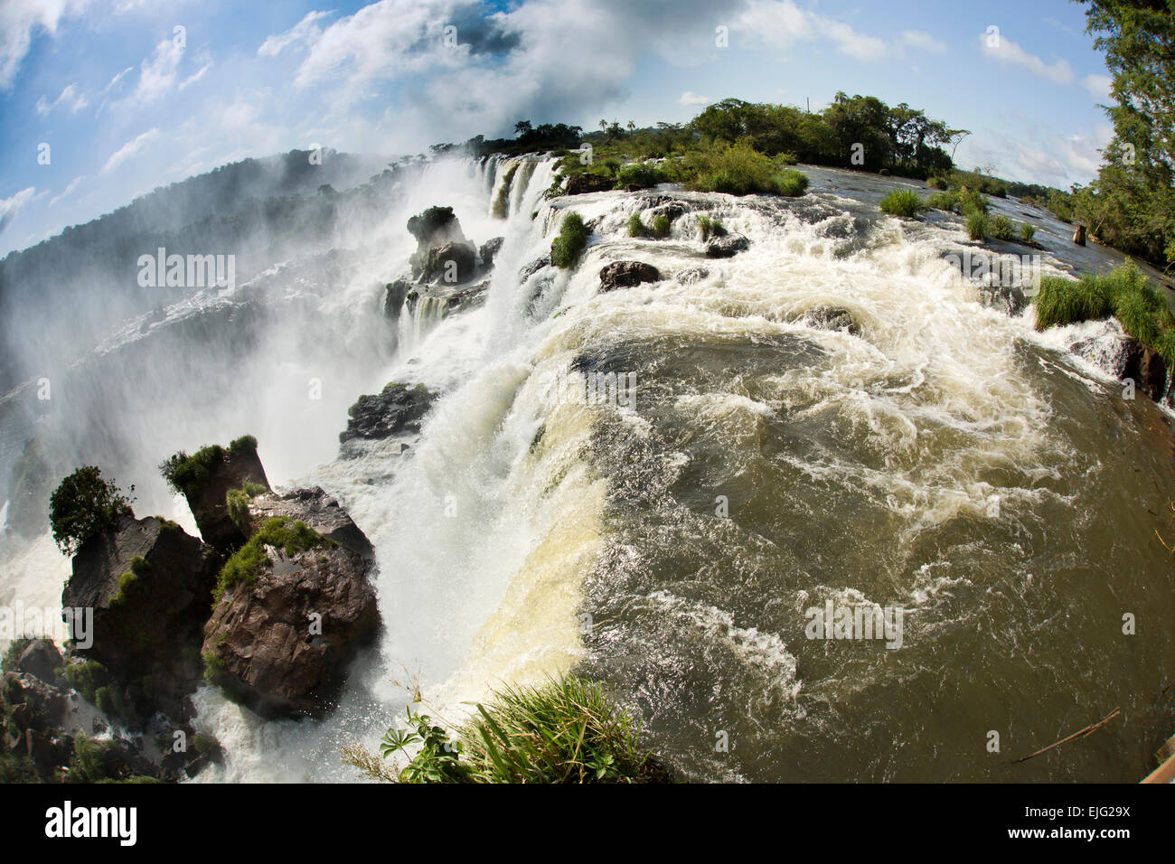 L'Argentine, Iguazu, l'eau s'écoule sur San Martin, et Mbigua Bernabe Mendez de cascades, fish eye view Banque D'Images