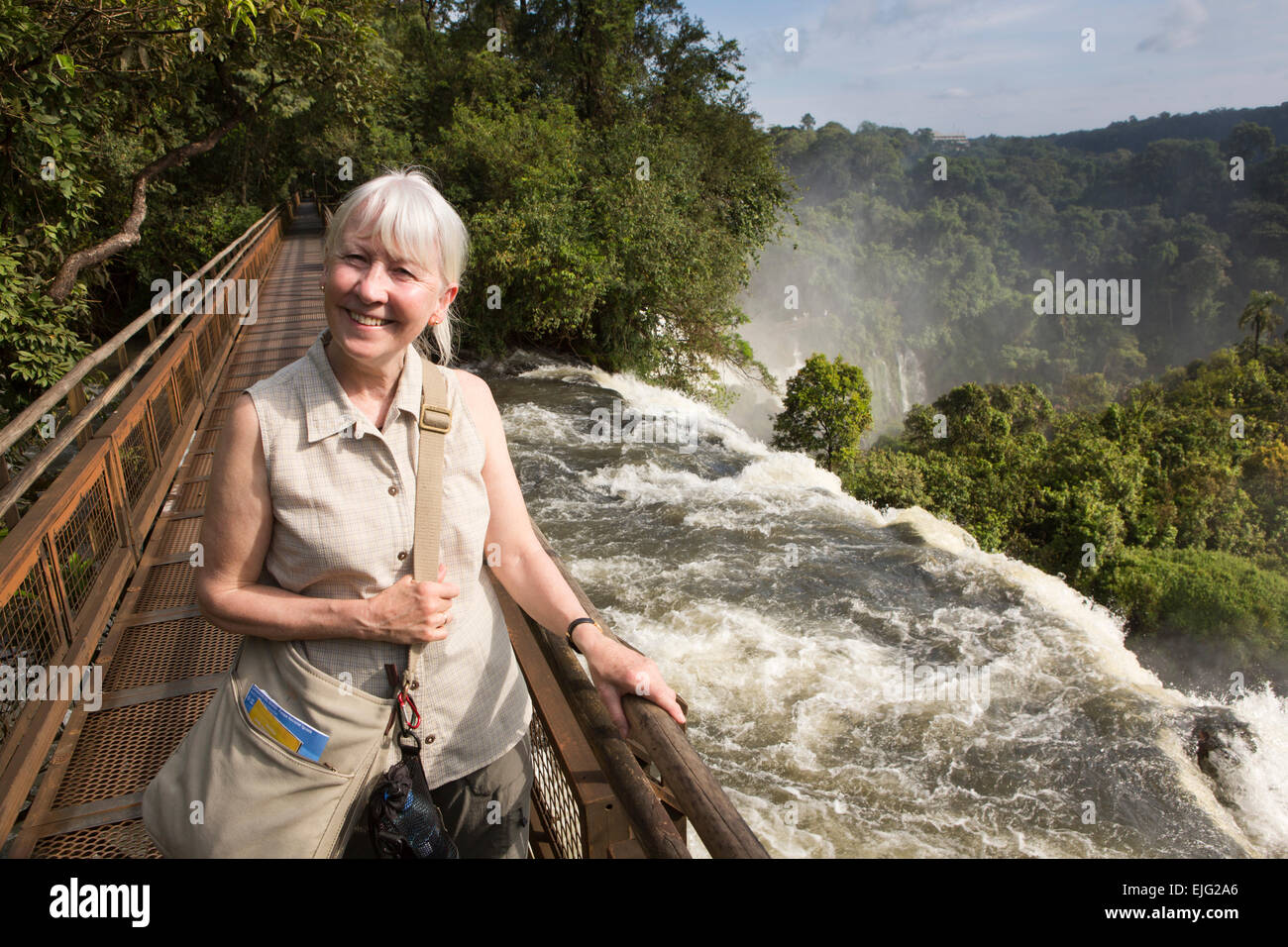 L'Argentine, Iguazu, femme au-dessus de chutes d'Bernabe Mendez Banque D'Images