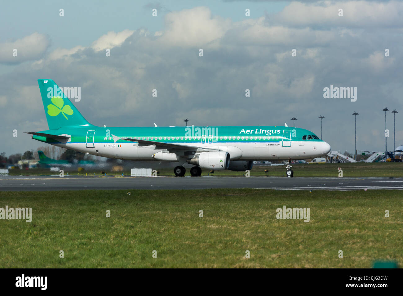 Aer Lingus avion sur la piste à l'aéroport de Dublin Banque D'Images