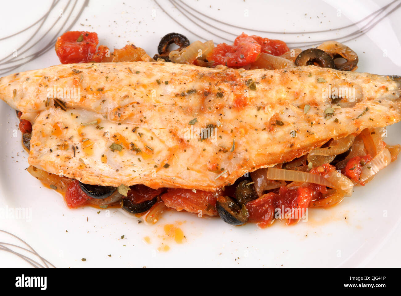 Filet de poisson blanc avec l'oignon, les tomates et olives noires Banque D'Images