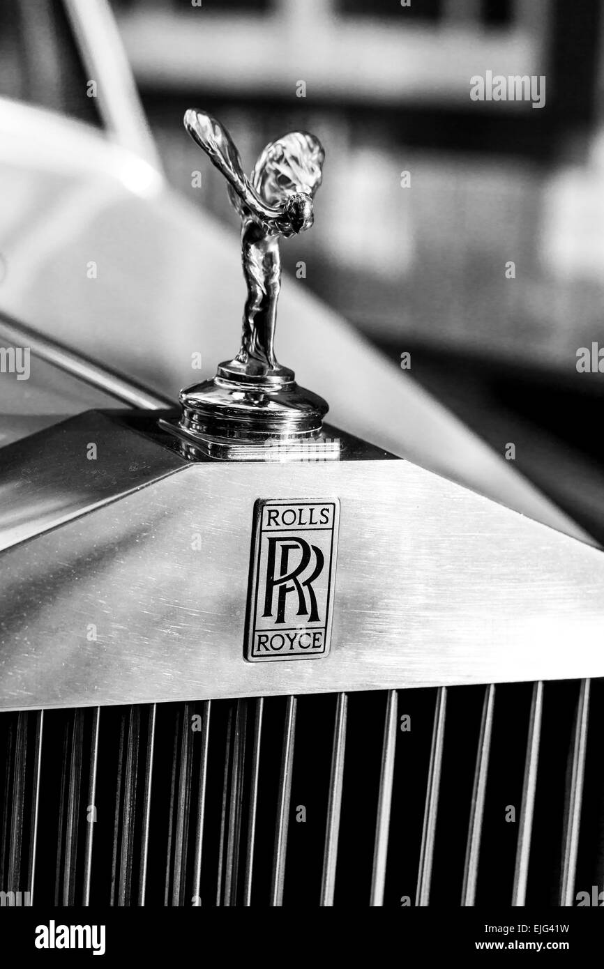 Close up of the Flying Lady emblème sur le capot d'une Rolls Royce vintage avec chrome brillant Banque D'Images