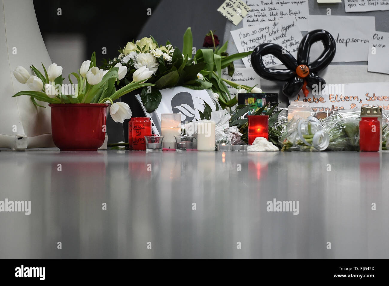 Düsseldorf, Allemagne. Mar 26, 2015. Des fleurs, des bougies, et des cartes pour les victimes de l'accident de Germanwings vu à l'aéroport de Düsseldorf, Allemagne, 26 mars 2015. Un Aribus Germanwings A320 s'est écrasé dans les Alpes françaises, le 24 mars 2015. Photo : MAJA HITIJ/dpa/Alamy Live News Banque D'Images