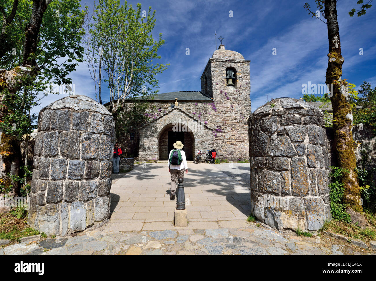 L'Espagne, la Galice : Pilgrim entrant dans l'église Santa Maria de mountain village O Cebreiro Banque D'Images