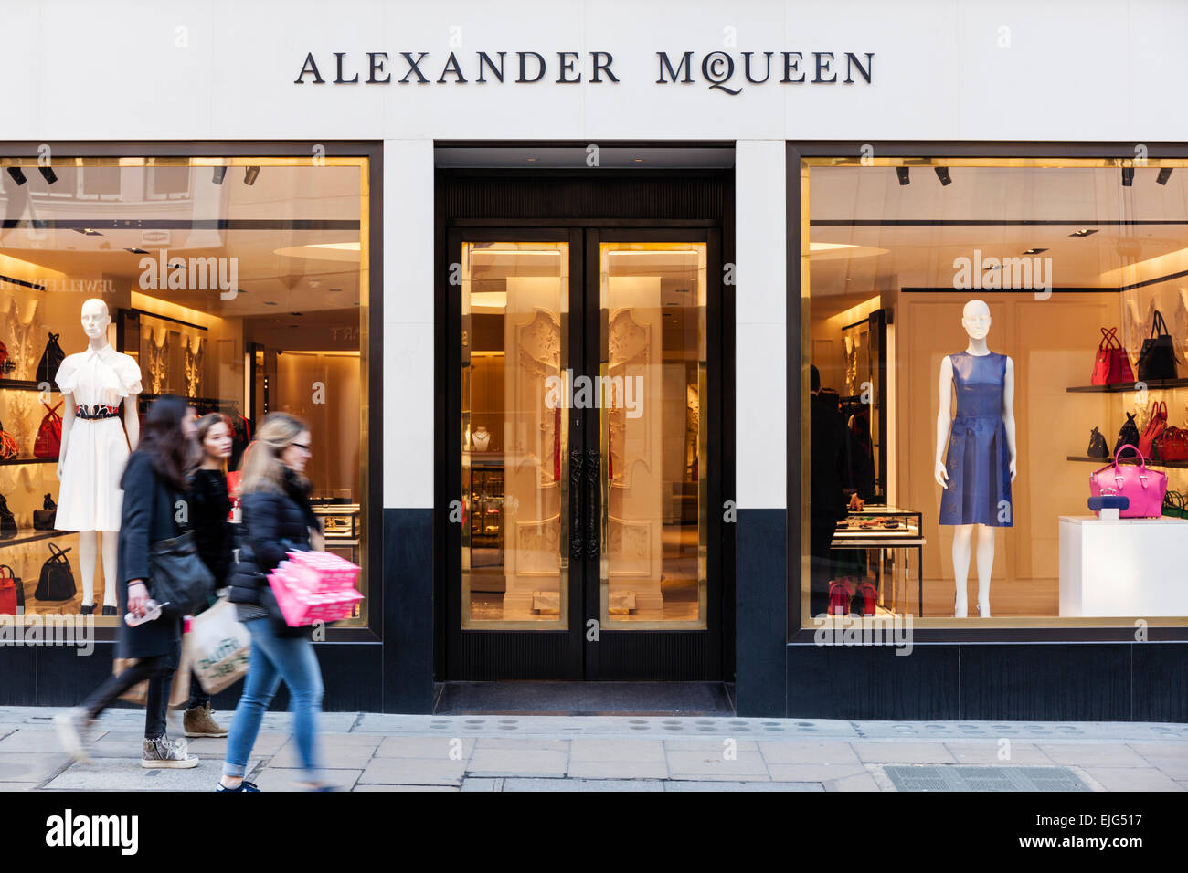 La boutique de mode Alexander McQueen sur Old Bond Street à Mayfair de Londres. Banque D'Images