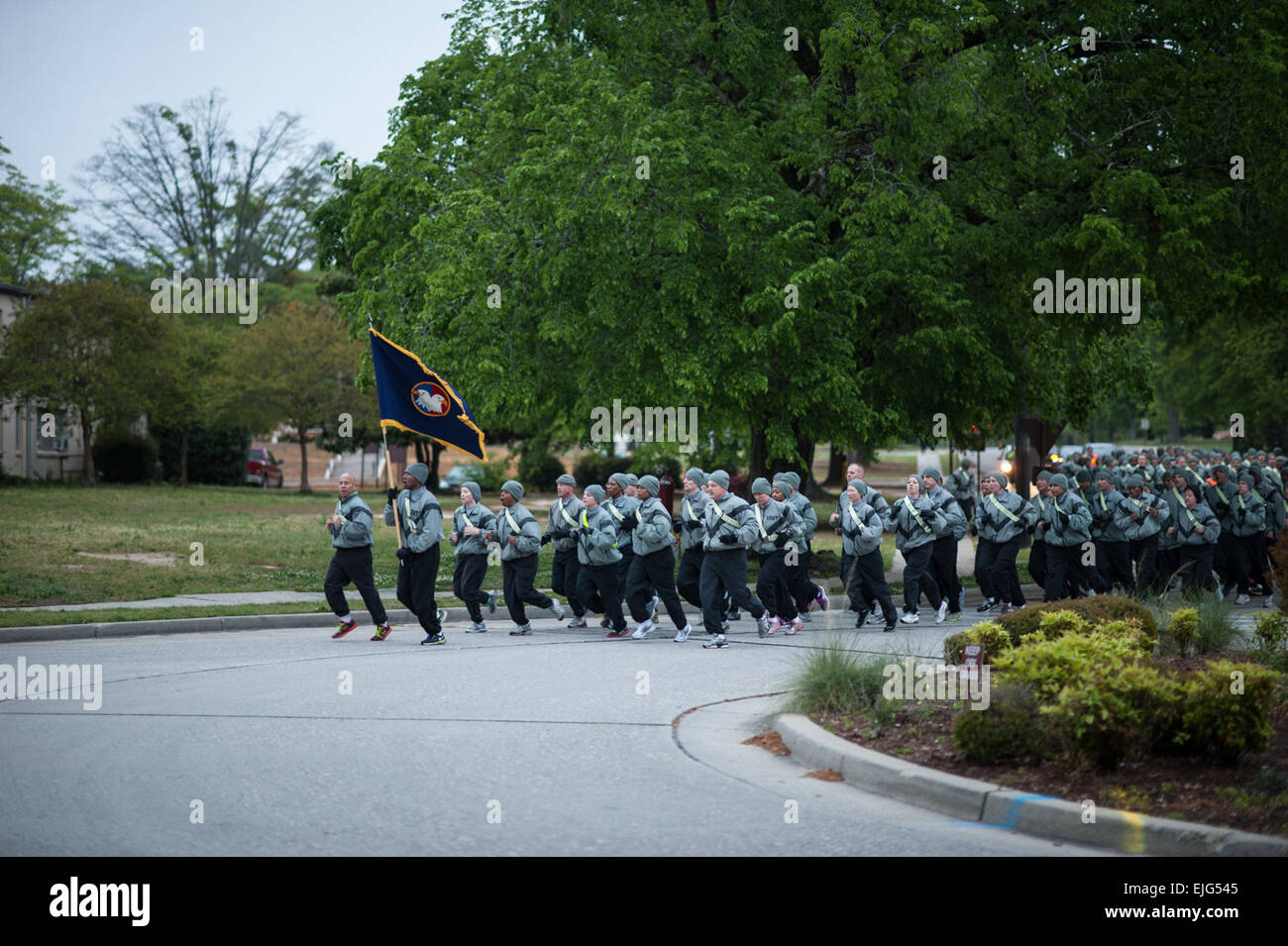 Le général Luis R. Visot, U.S. Army Reserve Command commandant général adjoint pour les opérations, dirige les officiers et sous-officiers USARC en deux mile run à Fort Bragg, N.C., le 23 avril 2013, pour célébrer le 105e anniversaire de l'armée de réserve. Créé en 1908 comme la réserve médicale, corps de réserve de l'armée d'aujourd'hui est un petit force opérationnelle qui prend en charge l'ensemble des États-Unis. La réserve de l'armée est composée de plus de 200 000 "Citizen-Soldiers", et environ 11 900 de ces soldats sont actuellement déployés dans le monde, fournissant les moyens de sauvetage et de maintien de la vie capab Banque D'Images