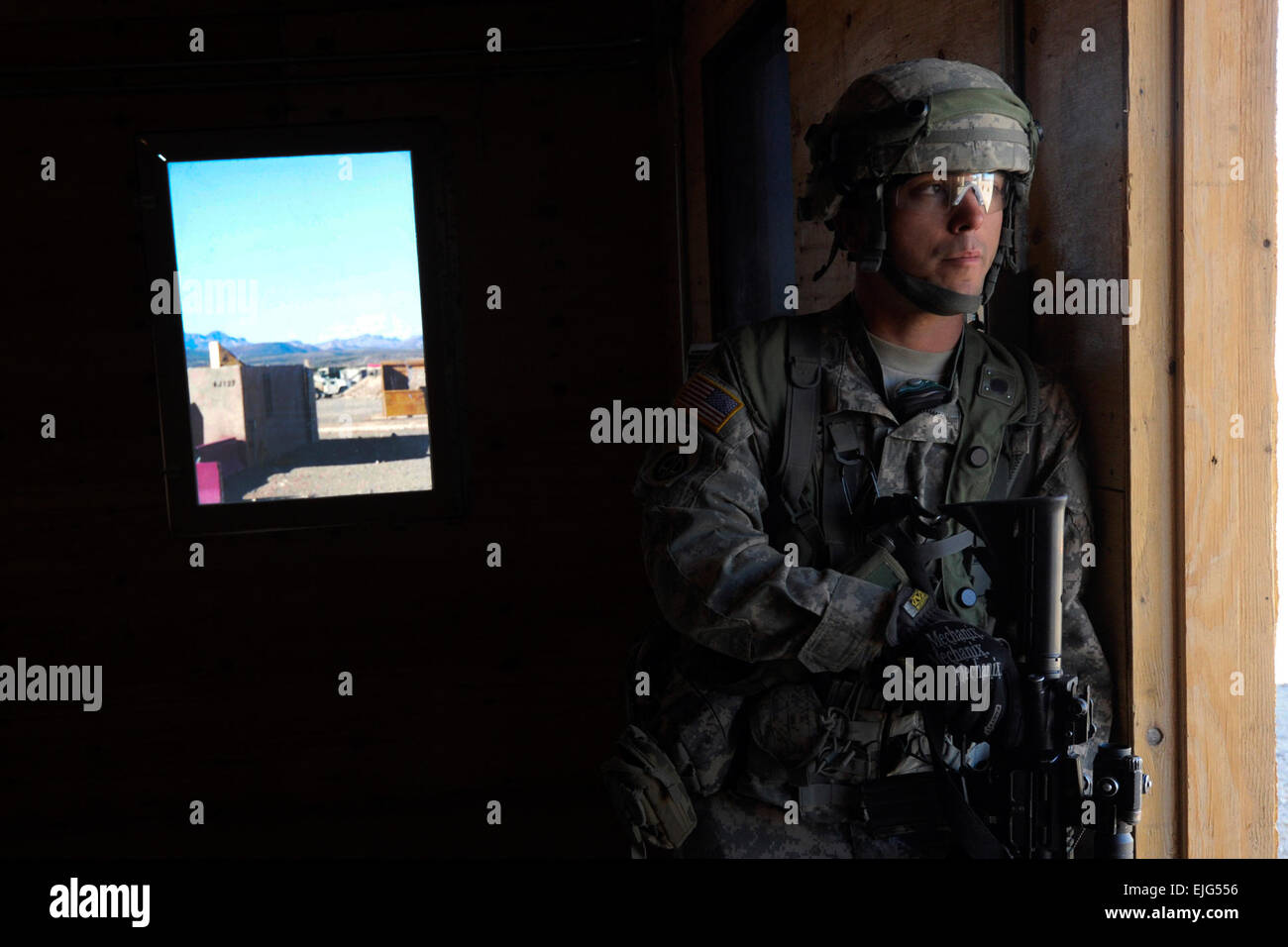 Un soldat de l'armée américaine avec le 211e régiment de cavalerie blindée participe à un exercice au centre national d'entraînement à Fort Irwin, en Californie le 1 décembre 2010. Le Centre national de formation est conçu pour aider les soldats à se préparer pour les déploiements en leur permettant d'exercer les compétences pratiques nécessaires avant de partir pour la zone de responsabilité. Le s.. Renae L. Saylock, U.S. Air Force. Publié Banque D'Images