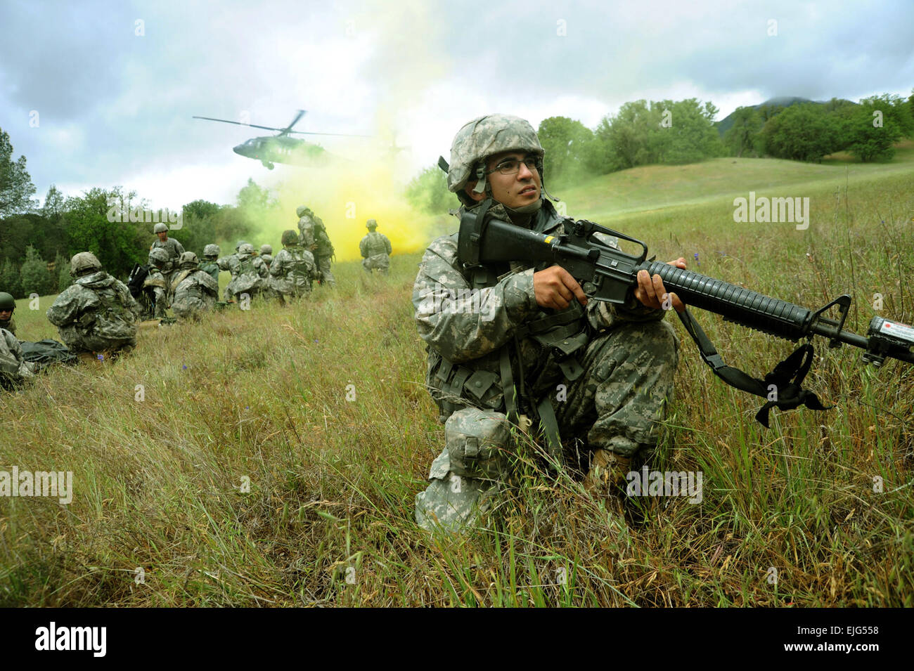 Soldats et aviateurs, participer à des exercices 2011 et Global Medic Warrior 91-11-01 à Fort Hunter Liggett, Californie, le 17 mai 2011. Le Guerrier exercice permet aux unités participantes une occasion de répéter des manœuvres militaires et tactiques, telles que la sécurité, les opérations de convoi et réaction rapide exercices pendant les attaques ennemies simulées. Global Medic est un exercice de formation conjointe sur le terrain pour le théâtre et la masse du système d'évacuation aéromédicale composants médicaux. Tech. Le Sgt. Christine Jones, U.S. Air Force. Banque D'Images