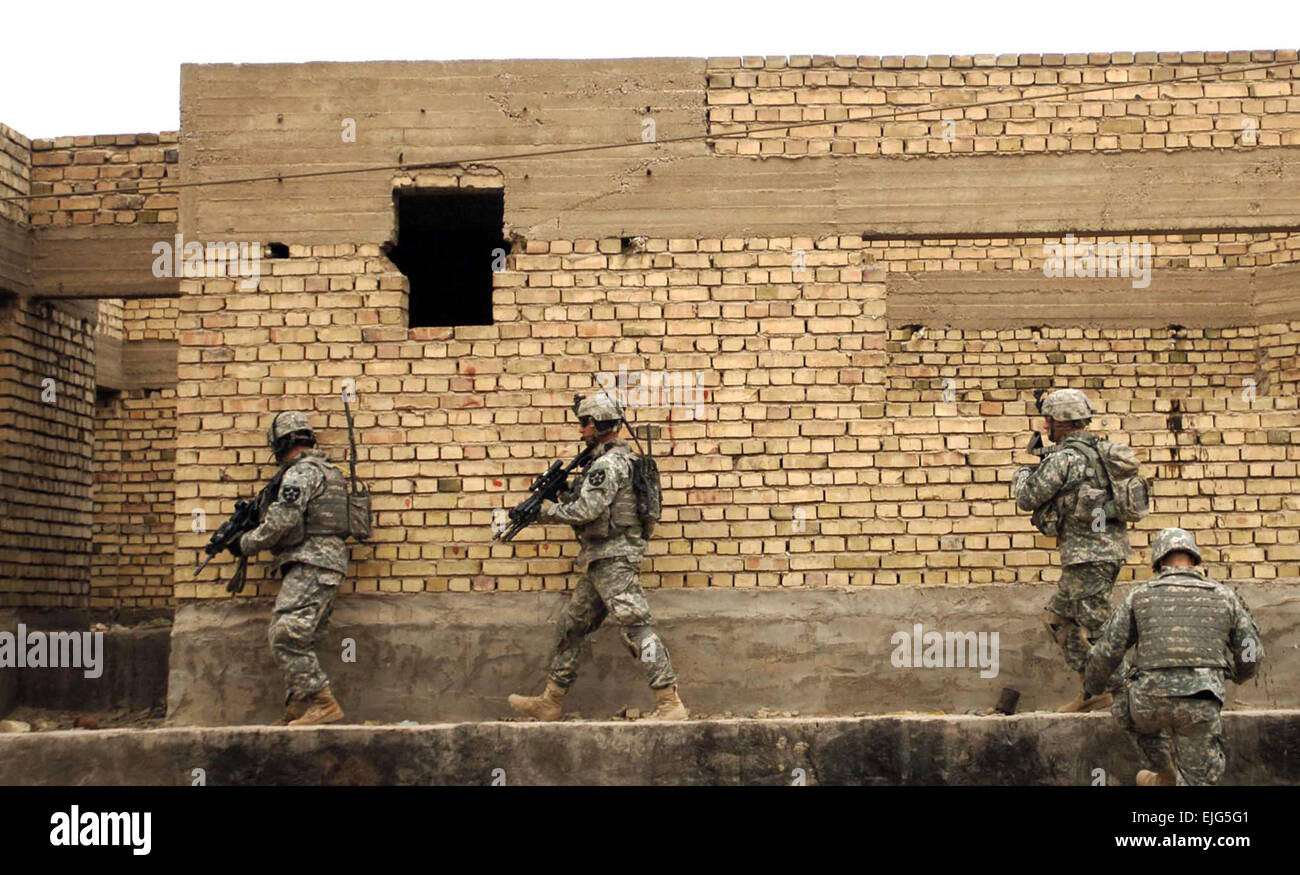 L'Armée américaine du 2e Bataillon d'infanterie, 3e Brigade Combat Team recherche de caches d'armes au cours d'une mission de compensation de routine à Bagdad, l'Iraq, le 6 mai 2007. Tech. Le Sgt. Cecilio M. Ricardo Jr. Banque D'Images