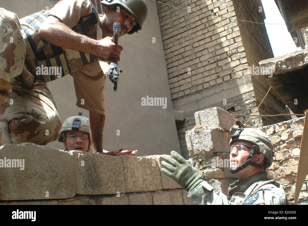 Des soldats de l'armée américaine et irakiennes escalader un mur dans la région de Bagdad Al Dora, l'Iraq, le 25 mai 2007, au cours d'une opération de reconnaissance possible de récupérer un lanceur de fusée d'insurgés. Les soldats sont à partir de la 3e Bataillon, 2e Brigade, 3e Division de l'armée iraquienne et 2e Bataillon, 12e Régiment d'infanterie, 2e Brigade Combat Team, 2e Division d'infanterie. Le s.. Bronco Suzuki Banque D'Images