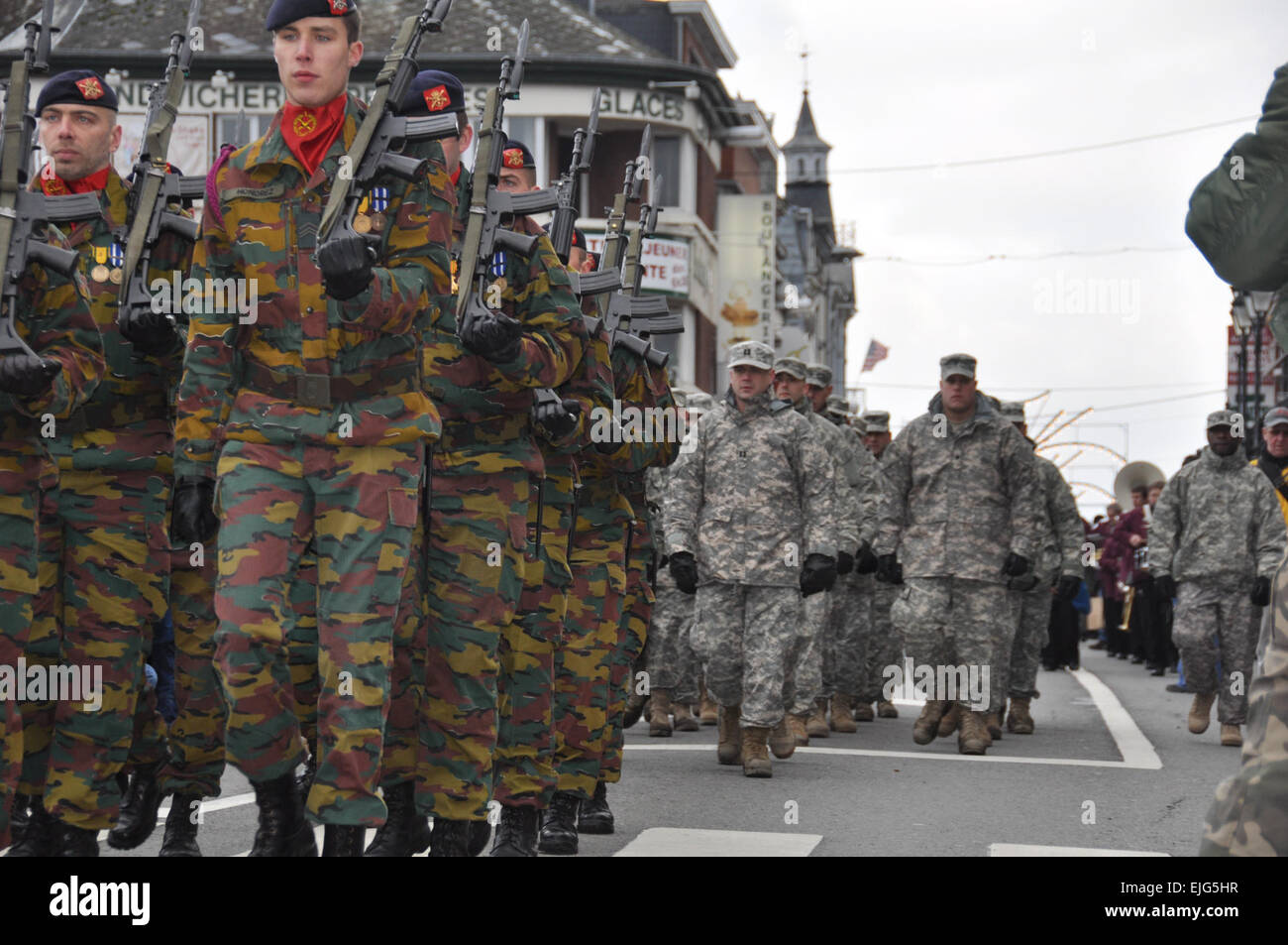 Société de l'Administration centrale, USAG Benelux, dirigées par le Capitaine Eric Kuenke, suit le 1er Régiment d'artillerie belge dans la Bataille des Ardennes annuel parade dans les rues de Bastogne, Belgique, le 12 décembre 2009. Bataille des Ardennes rappeler 65 ans plus tard /-news/2009/12/14/31754-Bataille-de-la-Ardennes-souvenir-65-ans-plus tard/index.html Deux Bataille des Ardennes /Site botb/l Banque D'Images