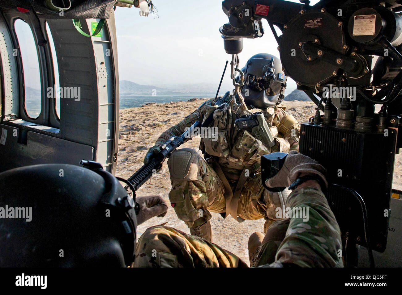 Le sergent de l'armée américaine. Brandon Coburn, un infirmier de 3e Bataillon, 238e Régiment d'aviation, Task Force Dragon, est hissée dans son équipage's UH-60 Black Hawk lors d'un exercice d'entraînement près de la base d'opération avancée Fenty, province de Nangarhar, Afghanistan, le 16 septembre 2013. Les équipes fournissent des soins d'urgence l'évacuation médicale vers les États-Unis et les forces de la coalition, et le transport des patients par air à un établissement de traitement. A l'aide d'un palan permet aux équipes d'évacuation médicale pour lever et abaisser des fournitures et du personnel dans des zones dangereuses ou d'atterrissage où l'aéronef est impossible. U.S. Army National Guard photo par le Sgt. Marga Banque D'Images