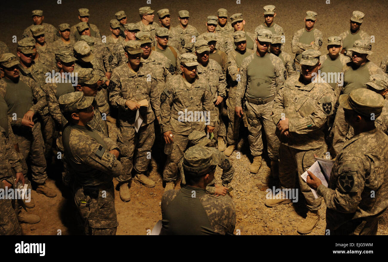 Les soldats avec la société F, "Société féroce", 52e Régiment d'infanterie, 2e Bataillon, 12e Régiment d'artillerie, 4e SBCT, 2e Division d'infanterie, United States Division-Center, écouter un convoi bref le 16 août à la base d'opérations d'addition, de l'Iraq, au cours de leur dernier convoi en provenance du théâtre. La 4ème SBCT est la dernière brigade de combat de quitter l'Iraq. Banque D'Images