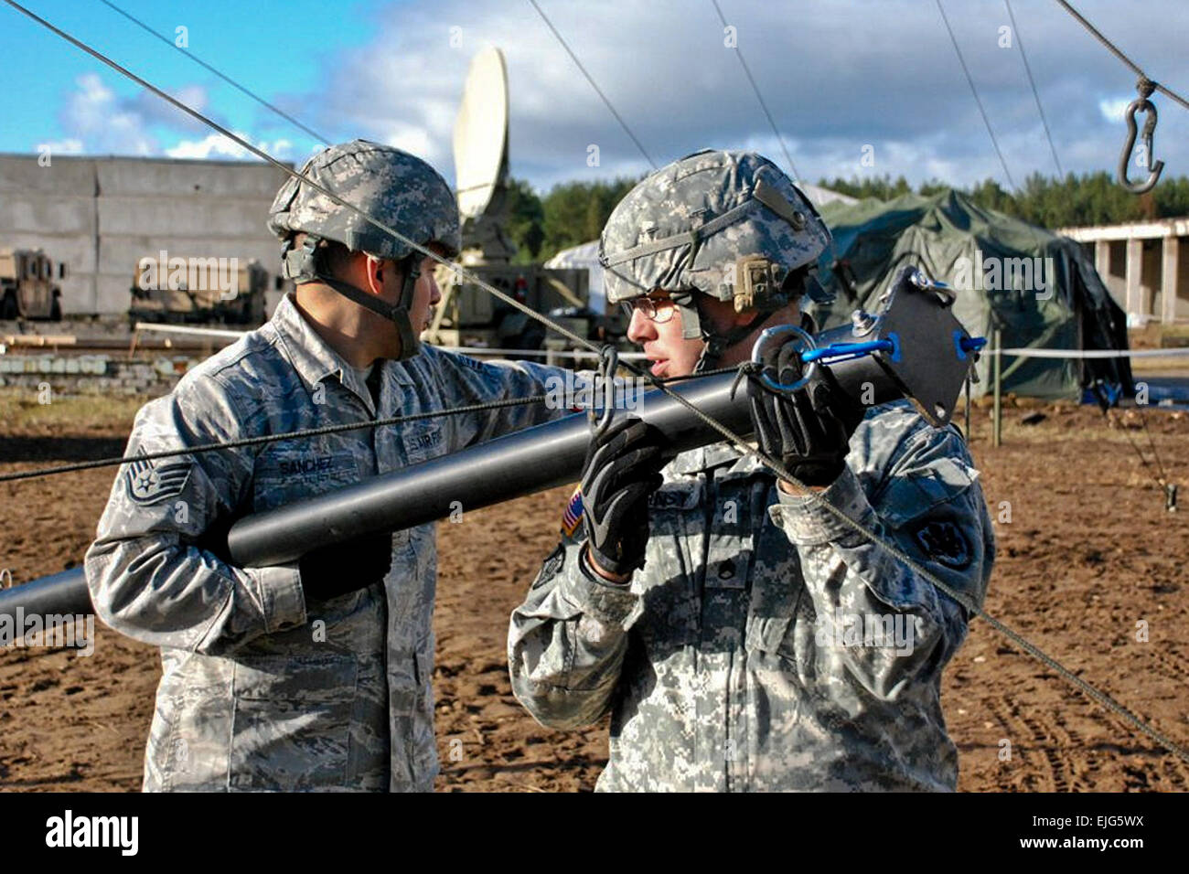 Soldats et aviateurs américains mis en place l'antenne de radiodiffusion pour l'American Forces Network Europe de radio et de télévision mobile tactique au cours de l'effort du système Sabre grève, une Europe de l'armée américaine, en cas d'entraînement de Adazi, la Lettonie, le 18 octobre 2010. 1er Sgt. Chris Seaton Banque D'Images