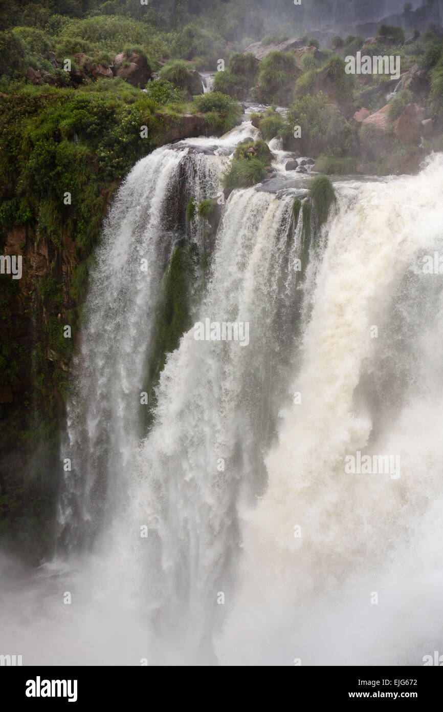 L'Argentine, Iguazu Falls, de l'eau coulant sur Salto Bossetti cascade secondaire Banque D'Images