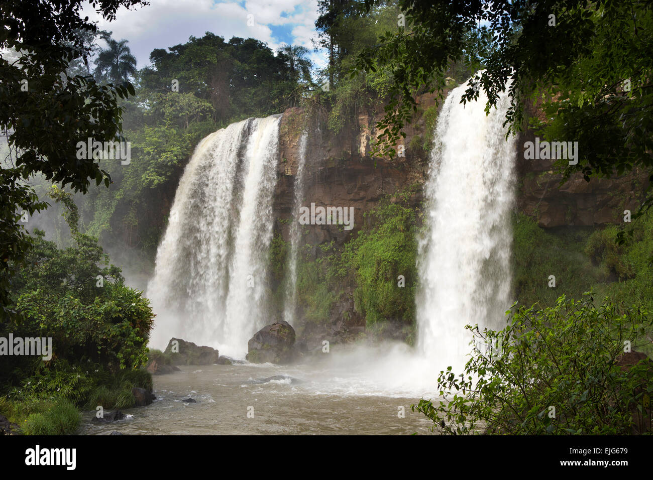 L'Argentine, Iguazu Falls, de l'eau coulant sur Salto Adan y Eva, (Adam et Eve) cascades Banque D'Images
