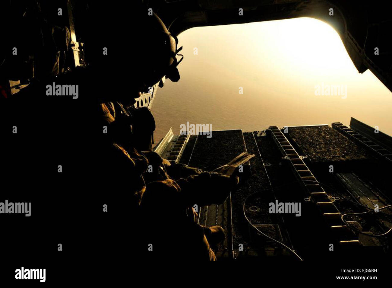Le Sergent Lewis Howard, un chef de l'équipe CH-47 Chinook attribuée à la société B, 1er Bataillon, 111e Régiment d'aviation, actuellement fixée à 3e Bataillon, 25e Brigade d'aviation de combat, regarde au-dessus de la paperasserie du fret pour le prochain chargement des fournitures jusqu'à la prochaine base d'opérations en Afghanistan. Banque D'Images