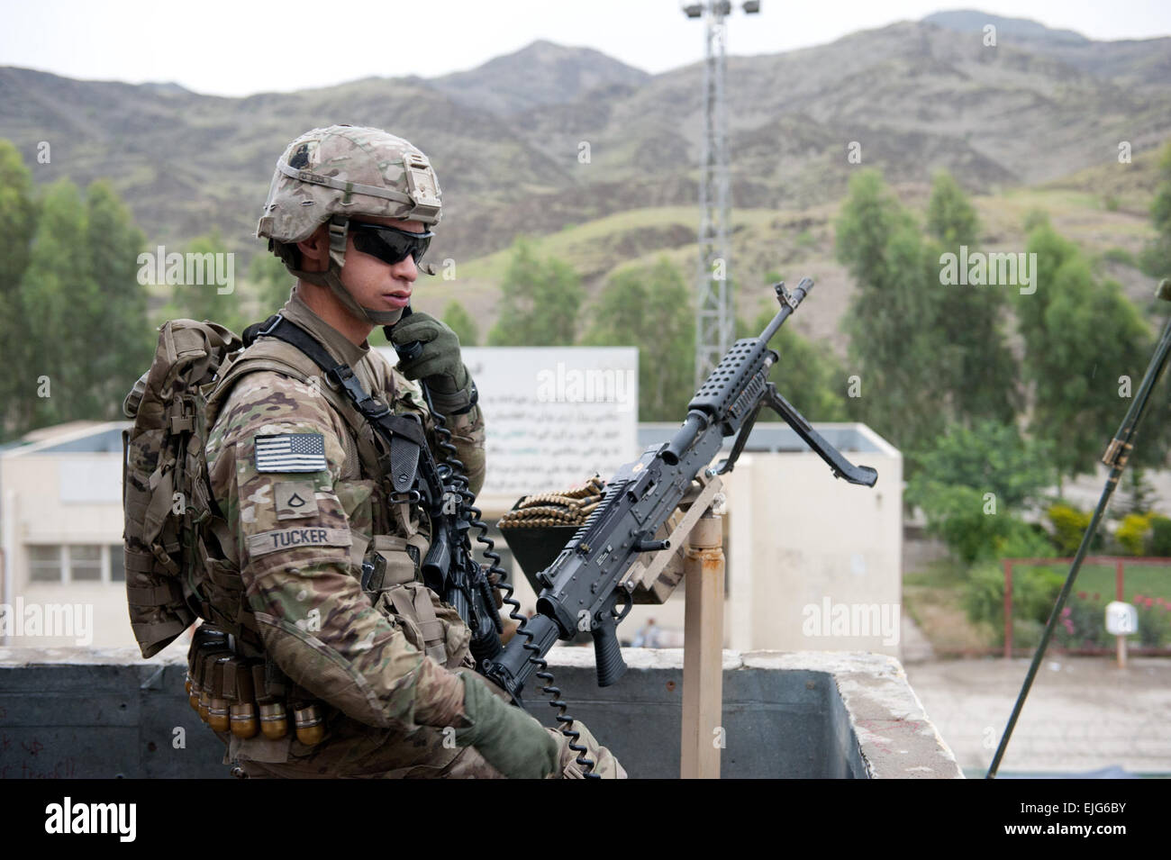 Un soldat du 2e Peloton, la Compagnie Alpha, 1er Bataillon d'infanterie, 327e Régiment d'infanterie, aide les forces afghanes fixent le point de contrôle des douanes à Torkham Gate, Afghanistan, 24 avril 2013. Banque D'Images