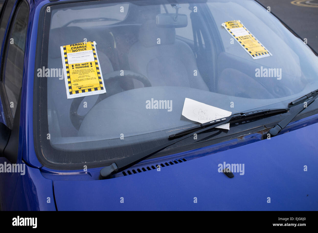 Deux amendes de stationnement fixées sur le pare-brise d'un véhicule en panne, Birmingham, Royaume-Uni Banque D'Images