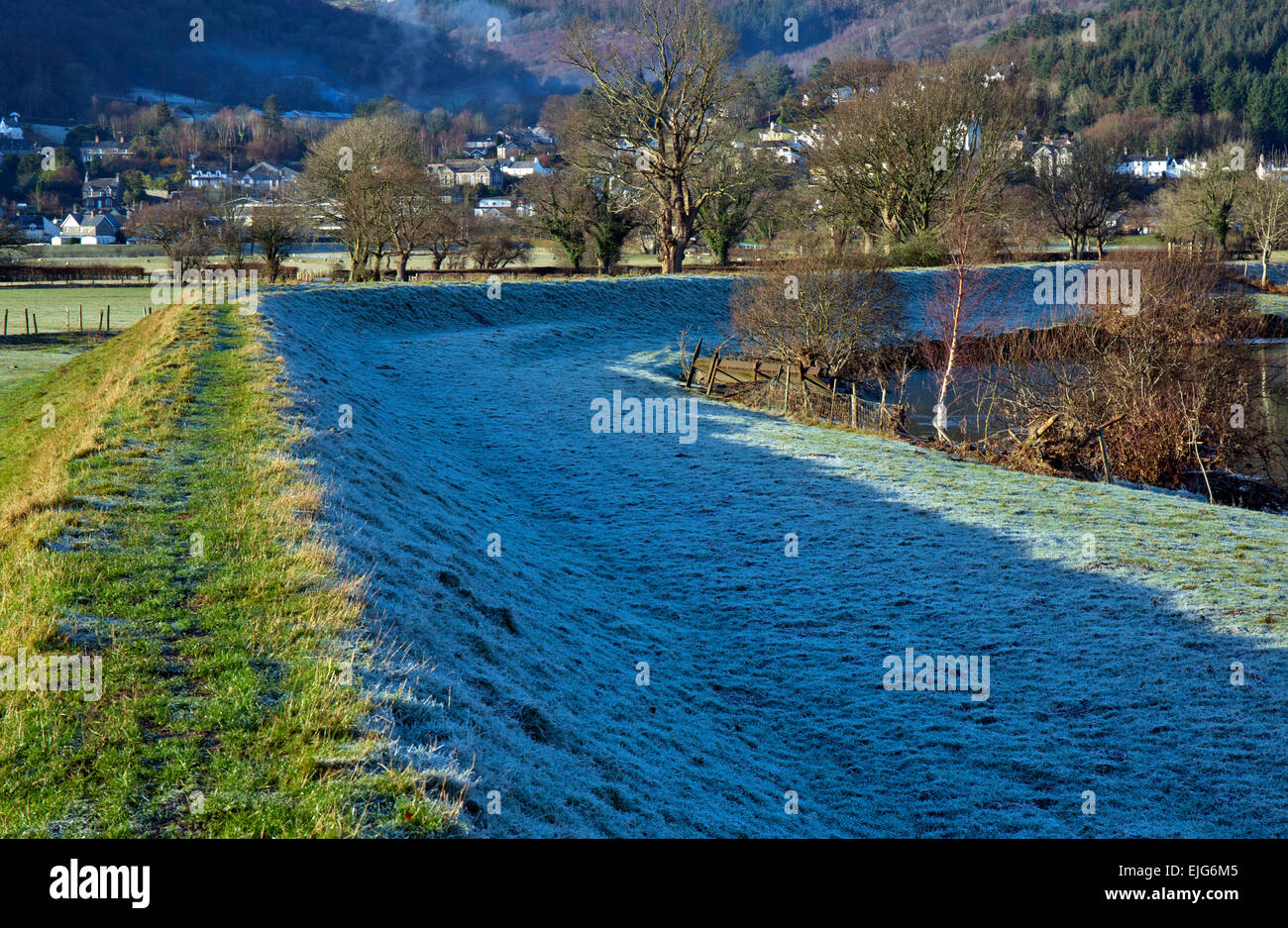 Barrière contre les inondations près de Wrexham dans la vallée de Conwy sur une journée dans l'hiver glacial du Parc National de Snowdonia Gwynedd au nord du Pays de Galles au Royaume-Uni, Banque D'Images