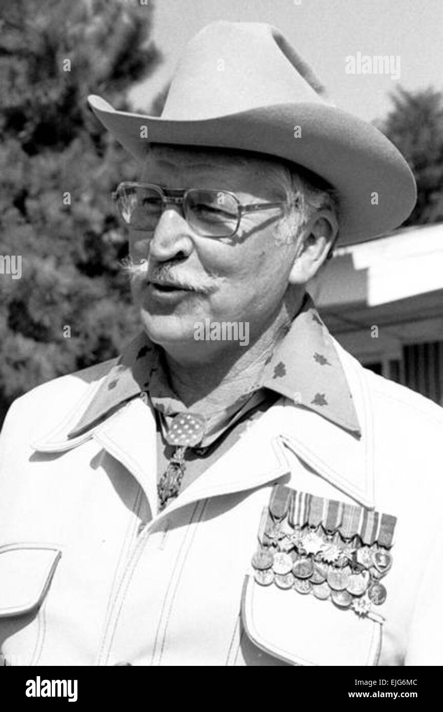 Le colonel à la retraite Lewis L. Millet porte sa médaille d'honneur, Croix du service distingué, Silver Star et d'autres médailles gagnées dans la seconde guerre mondiale, la Corée et le Vietnam. Il a servi comme colonel honoraire du 27e Régiment d'infanterie et de l'Association a participé activement à des événements anciens combattants presque à sa mort le 14 novembre. Héros qui conduit aux États-Unis dernière grande baïonette meurt /-news/2009/11/19/30673-hero-qui-led-last-grands-us-charge-baïonnette meurt/ Banque D'Images