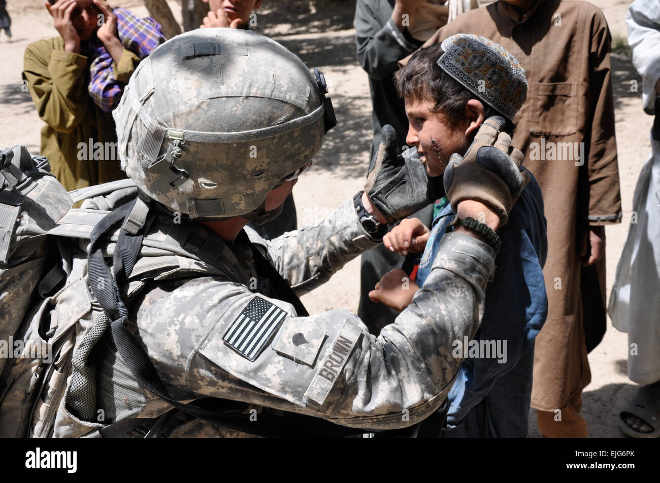 La CPS. Tchad E. Brown, un 1-4 Inf. Regt. lutter contre l'infirmier de chêne rouge, Texas, examine un garçon plaie infectée lors d'une patrouille à pied d'un village dans le district de Deh Chopan dans la province de Zabul, Afghanistan. Lutter contre les médecins de traiter les habitants de l'Afghanistan, fournir des soins de santé dans les villages éloignés /-news/2009/08/01/25336-combat-medecins-traiter-afghan-habitants-fournir-healthcare-à-remote-villages/ Banque D'Images