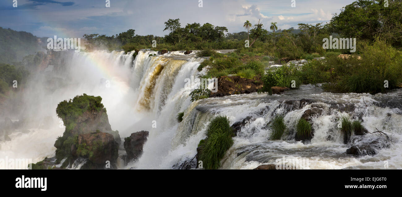 L'Argentine, Iguazu, vue panoramique sur arc-en-ciel au-dessus des chutes d'eau de Salto Bernabe Mendez Banque D'Images