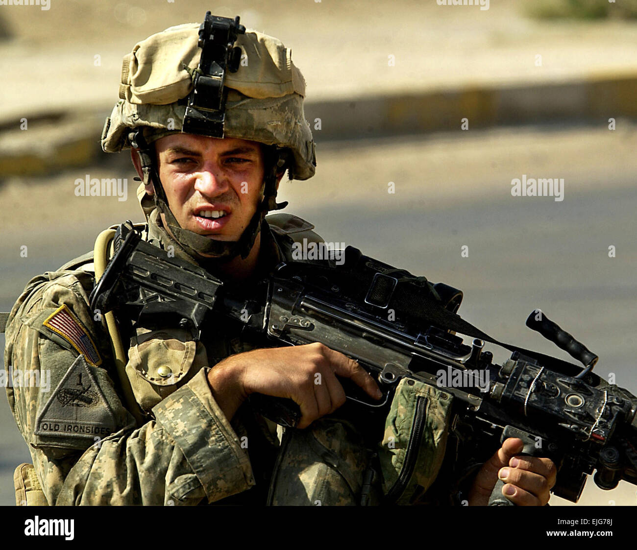 La CPS. Thadeus McPheron effectue une patrouille à pied dans Tameem, Ramadi, en Irak, 10 août 2006. McPheron est de la Compagnie Bravo, 2e Bataillon, 6e Régiment d'infanterie, attaché à la Force 1er Bataillon, 35e régiment blindé, 2e Brigade Combat Team, 1st Armored Division. Tech. Le Sgt. Jeremy T. Lock. . Banque D'Images