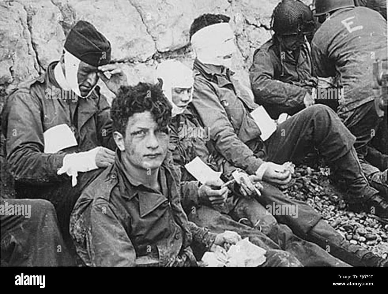 Des soldats de la 16e Régiment d'infanterie, blessé en prenant d'assaut la plage Omaha, attendre par les falaises de craie pour l'évacuation vers un hôpital pour traitement, D-Day, le 6 juin 1944. /D-Day /d-day Banque D'Images