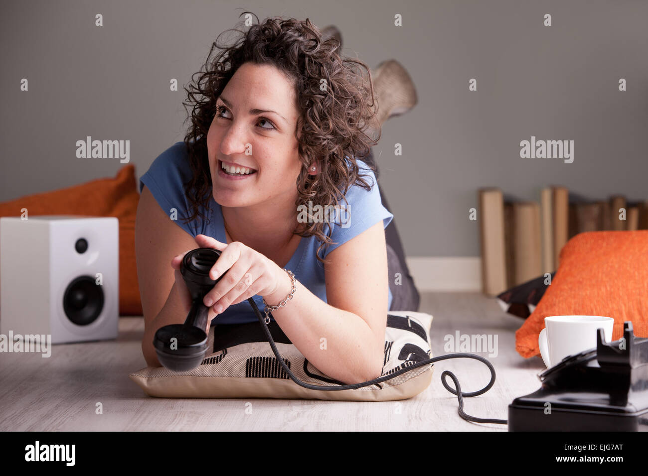 Girl holding phone receveur, comme si la conversation s'ennuyer sa Banque D'Images