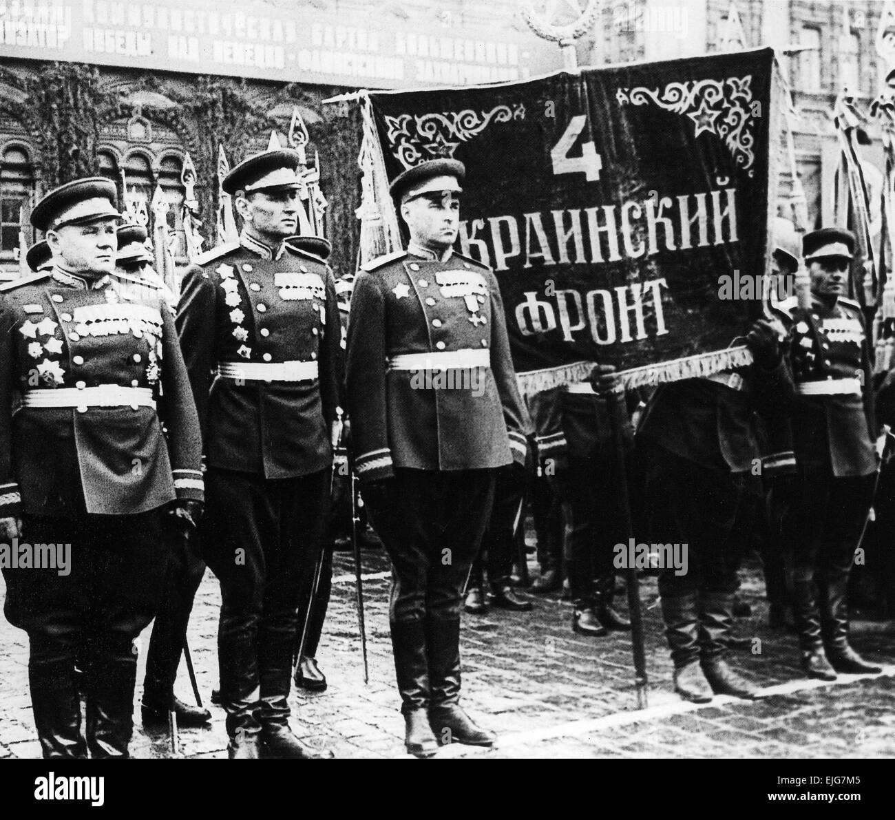 La parade de la victoire à Moscou 24 Juin 1945 Bureau de la 4ème armée avant l'Ukraine avec le maréchal Fiodor Tolbukhin à gauche Banque D'Images