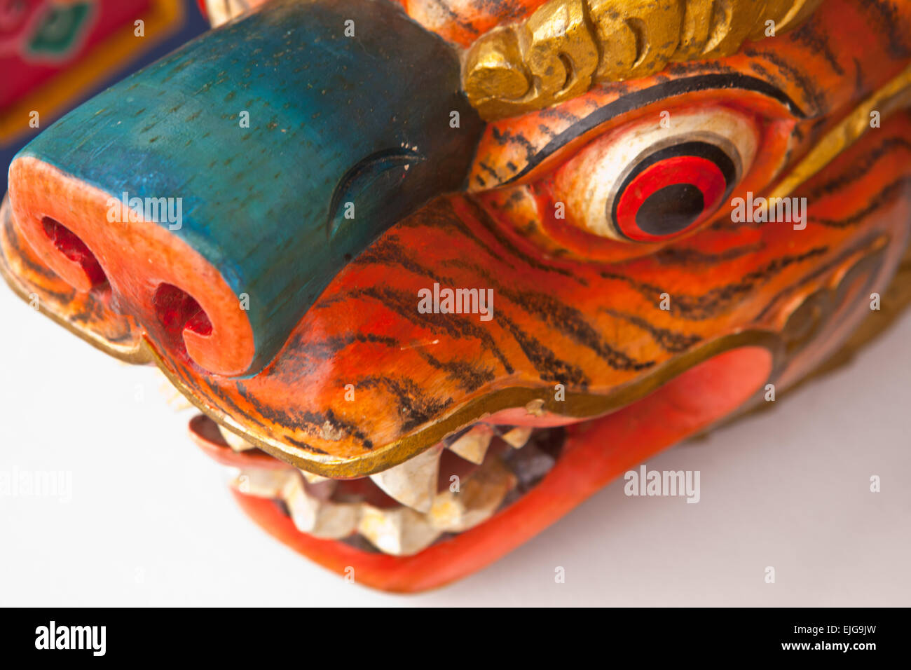 Lion ou tigre bouddhiste sacré woden sculpture colorée Banque D'Images