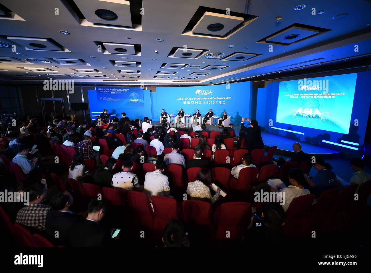 La Chine, la province de Hainan. Mar 26, 2015. Les participants suivent un sous-forum sur le thème de "Finance Inclusive : de nouveaux modèles de services bancaires ruraux' au cours de l'année 2015, Forum de Boao pour l'Asie (BFA) dans le sud de la Chine, province de Hainan, le 26 mars 2015. © Guo Cheng/Xinhua/Alamy Live News Banque D'Images