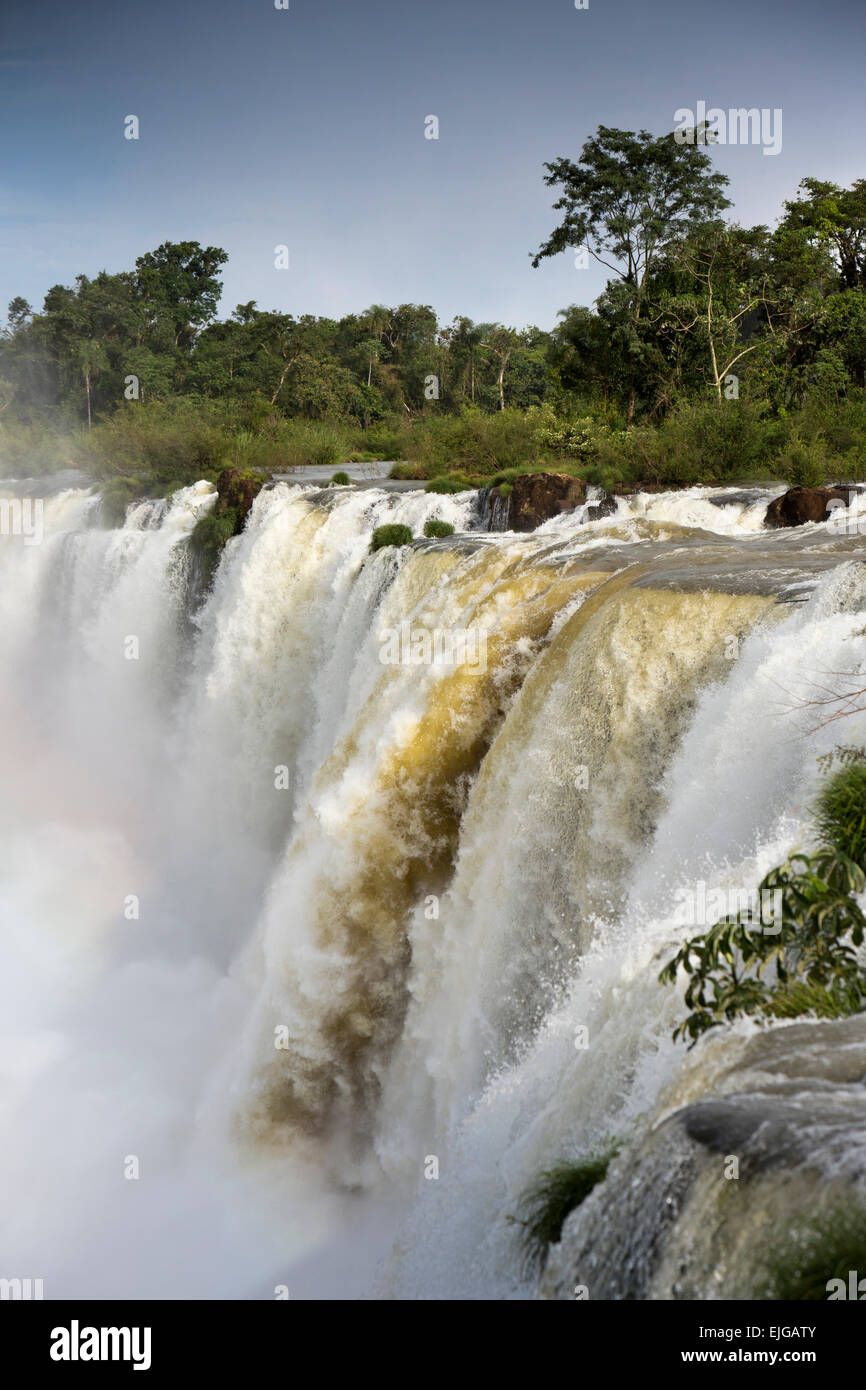 L'Argentine, Iguazu Falls, chutes d'eau après de fortes pluies Banque D'Images