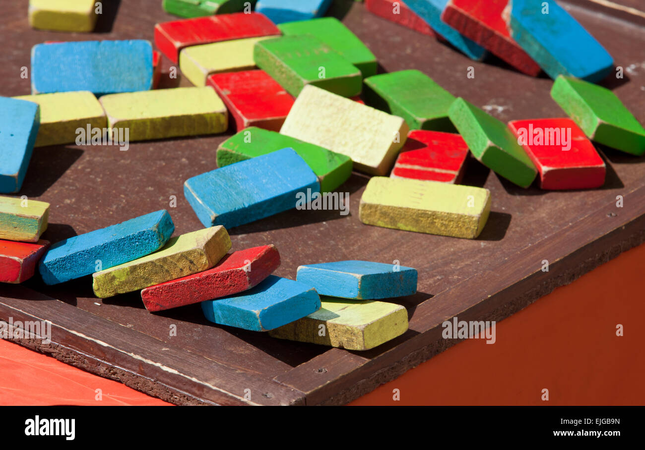 Couleur vieux jouets en bois pour le bâtiment au cours d'une table de jeu Banque D'Images